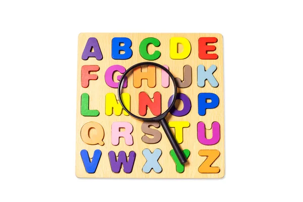 白い背景に散在英語のアルファベットと正方形の木製のタイルで作られた英語のアルファベット 思考の発達 文法の概念 英語の文字に配置拡大鏡 クリッピングパス — ストック写真