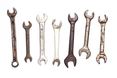 Beyaz arkaplanda izole edilmiş eski araçlar