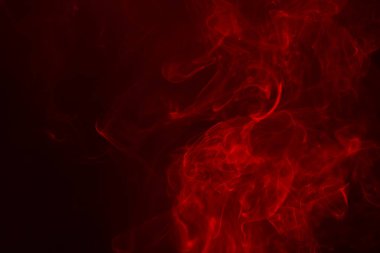 kırmızı siyah bir arka plan üzerinde duman
