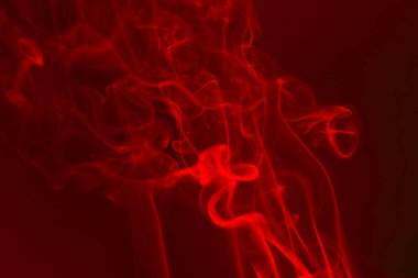 kırmızı siyah bir arka plan üzerinde duman