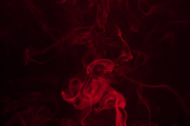 kırmızı siyah bir arka plan üzerinde duman
