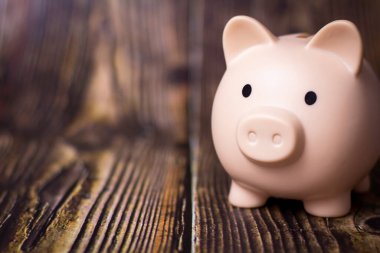 Arka planda kumbara var. Finans ve Yatırım İçeriği