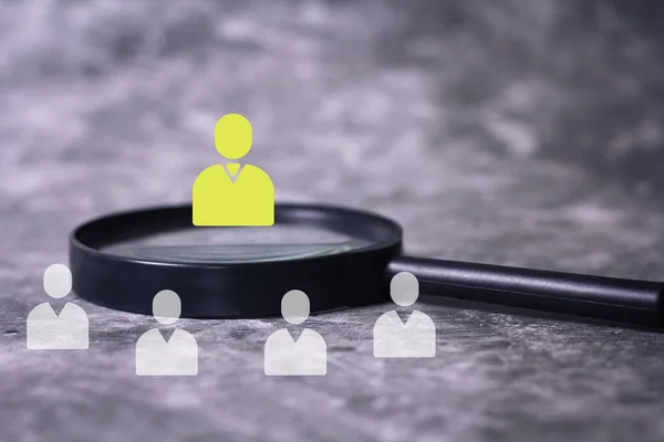 Beton zemine yerleştirilmiş büyüteç, boş yer var. Büyüteç, lider veya yönetici simgesine odaklanır.