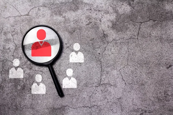 Beton zemine yerleştirilmiş büyüteç, boş yer var. Büyüteç, lider veya yönetici simgesine odaklanır.