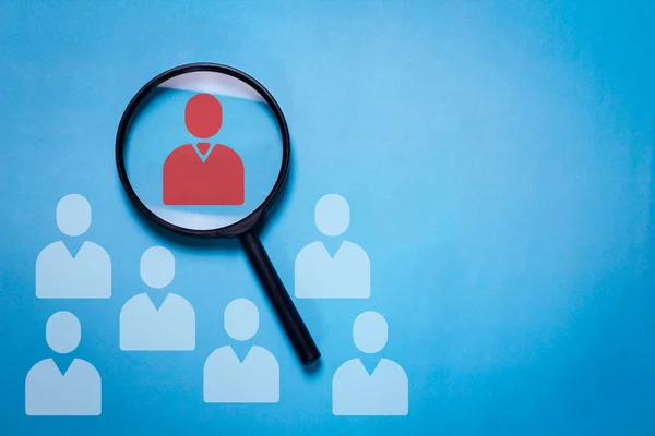 Mavi arka planda büyüteç var, boş yer var. Büyüteç, lider veya yönetici simgesine odaklanır.