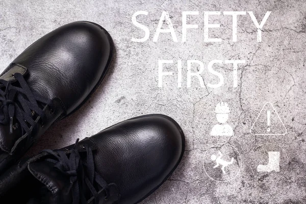 Viseljen Biztonsági Cipőt Munkahelyi Biztonság Érdekében Építőmunkások Biztonsági Cipőt Viselnek — Stock Fotó