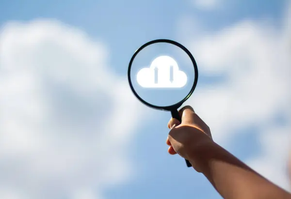 Innovatives Online Backup Konzept Mit Hochsicherem Schutz Fokussiere Wolkensymbol Lupe — Stockfoto