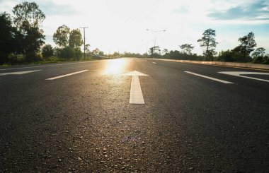 Yol yüzeyi bir işaret..