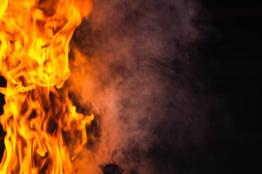 Karanlıkta bulanık alevler ve duman