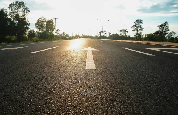 Yol yüzeyi bir işaret..