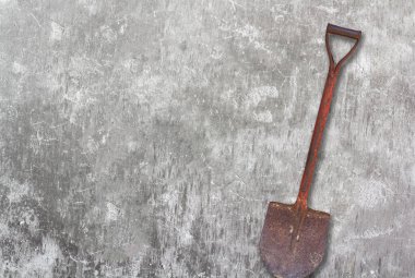 Beton arka planda izole edilmiş eski kürek