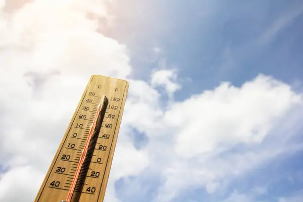 Das Hintergrundthermometer Zeigt Einen Blauen Himmel Inhalt Der Globalen Erwärmung Stockfoto