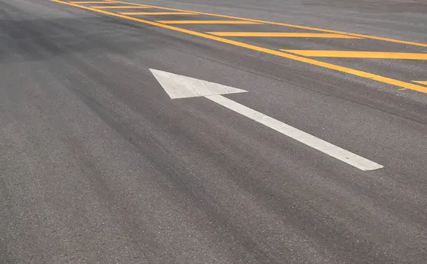 Yol yüzeyi bir işaret..