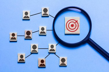 Büyütme cam odağı yönetici simgesi, personel arama ve insan gelişimi kavramına odaklanıyor