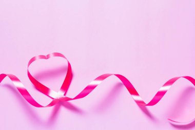 Kırmızı Kalp şekilli kurdele Mutlu Sevgililer Günü