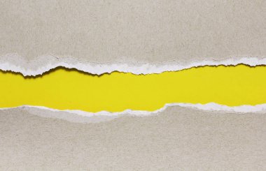 Sarı arka planda yırtık bir kağıt