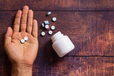 Tıbbi konseptle birlikte ağrı kesici.