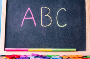 İngilizce öğrenme konseptini geliştirmek için siyah arka plan fikirlerine dağılmış İngilizce harfler