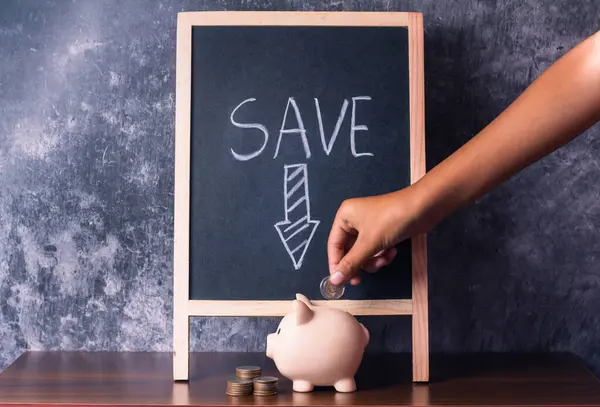 Domuz kumbarası masanın üzerine.