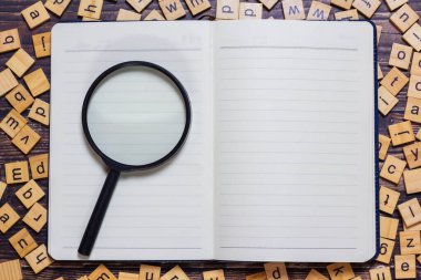 İngilizce öğrenme konseptini geliştirmek için siyah arka plan fikirlerine dağılmış İngilizce harfler