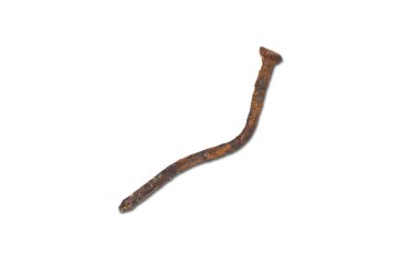 Metal çivi başlıkları veya eski demir tırnaklar beyaz arka planda izole edilmiş, kırpma yolu