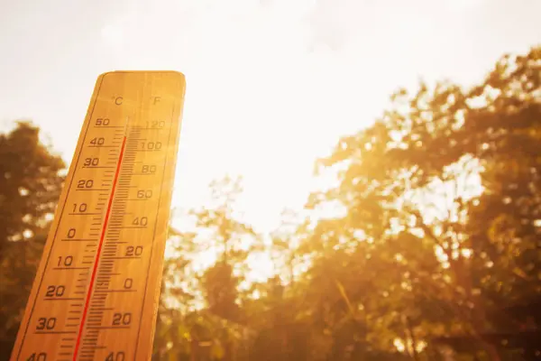 Termometrenin arka planı mavi gökyüzü Küresel ısınma içeriği