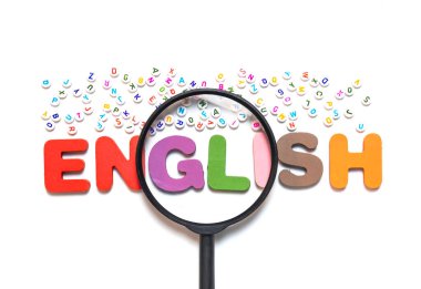 Beyaz arka plana dizayn için boşluk bırakılmış İngilizce harfler. Dil öğrenme kavramı.