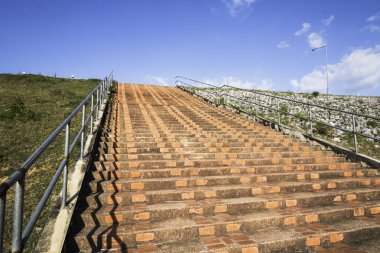 Arka planda gökyüzü olan merdivenler