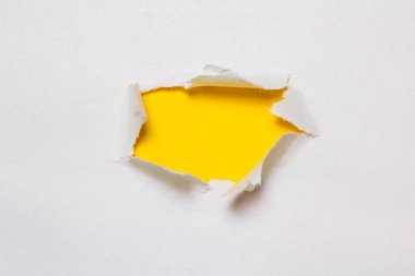 Sarı arka planda yırtık bir kağıt