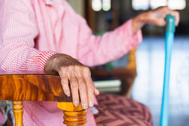 Emeklilikten sonraki yaşam konsepti olan sandalyede oturan yaşlı kadınların yakın plan fotoğrafları.