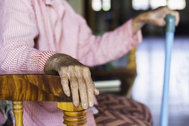 Emeklilikten sonraki yaşam konsepti olan sandalyede oturan yaşlı kadınların yakın plan fotoğrafları.