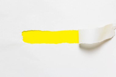 Sarı arka planda yırtık bir kağıt