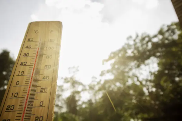 Termometrenin arka planı mavi gökyüzü Küresel ısınma içeriği