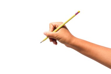 Beyaz arka planda izole edilmiş bir kalemi tutan bir kız.