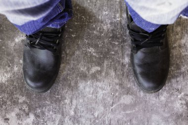 Çalışanlar çalışma alanında güvenlik ayakkabısı, PPE güvenlik ekipmanı giyerler