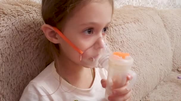 少女は自宅で医療用吸入器で治療されている 気管支炎の治療 喘息や肺炎 — ストック動画