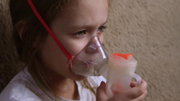 Ein Kleines Mädchen Wird Hause Mit Einem Inhalator Behandelt Behandlung — Stockvideo
