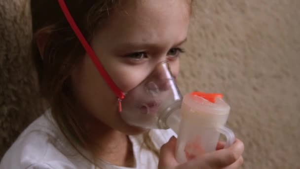 Ein Kleines Mädchen Inhaliert Behandlung Von Bronchitis Asthma Und Lungenentzündung — Stockvideo