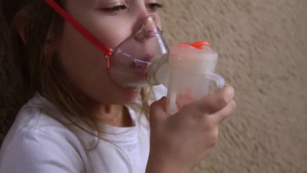 Mała Dziewczynka Robi Inhalację Leczenie Zapalenia Oskrzeli Astmy Zapalenia Płuc — Wideo stockowe