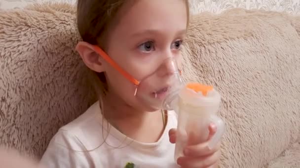 Malá Holčička Léčí Lékařským Inhalátorem Doma Léčba Bronchitidy Astmatu Pneumonie — Stock video