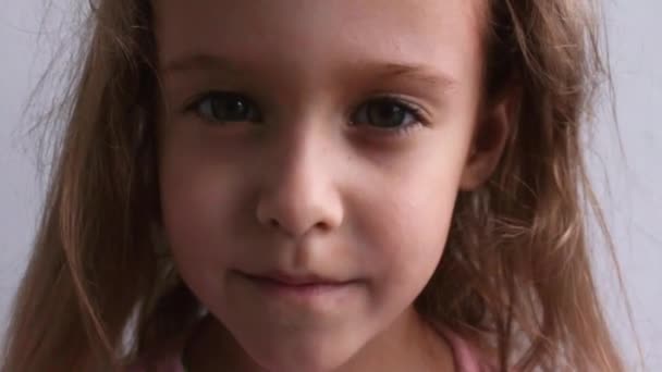 Kindlich Lachendes Baby Großaufnahme Ein Schönes Kleines Mädchen Lächelt Die — Stockvideo