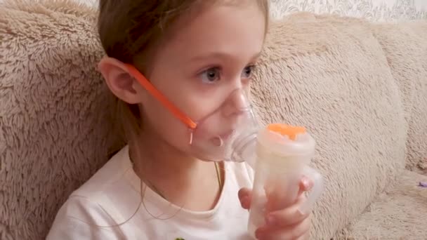 一个小女孩正在家中接受医疗吸入器的治疗 治疗支气管炎 哮喘和肺炎 后续行动 — 图库视频影像