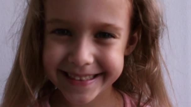 Gyerekes Nevető Baba Közelkép Portré Egy Gyönyörű Kislány Mosolyog Kamerába — Stock videók