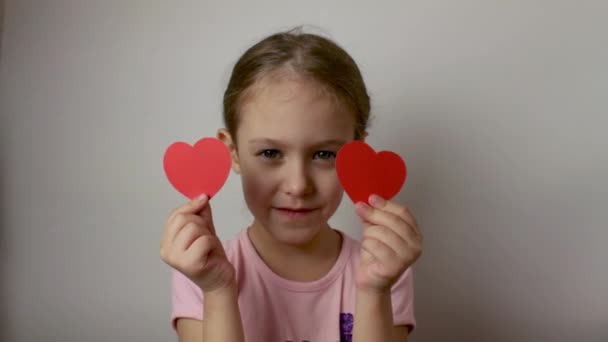 Милая Маленькая Девочка Открытками Руках День Святого Валентина Поздравляю Праздником — стоковое видео