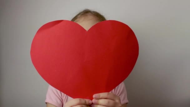 Ein Glückliches Mädchen Spielt Gerne Mit Einer Herzförmigen Postkarte Valentinstag — Stockvideo