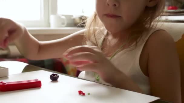 Nettes Kleines Mädchen Aus Knetmasse Entwicklung Der Feinmotorik Fantasiespiel Video — Stockvideo