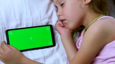 Çocuk yakındaki bir cep telefonundan uyandı. Krom yeşil ekran. Geceleri telefonda oyunlar oynanıyor. Kötü bir rüya. Video.