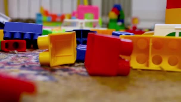 Rotzooi Kinderkamer Verspreid Vloer Veelkleurige Constructeur Kinderontwikkeling Voorjaarsschoonmaak Close — Stockvideo