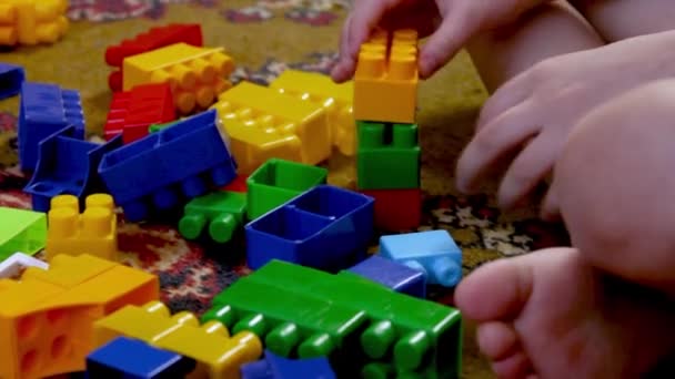 Niño Juega Con Cubos Multicolores Niños Fin Semana Casa Desarrollo — Vídeo de stock