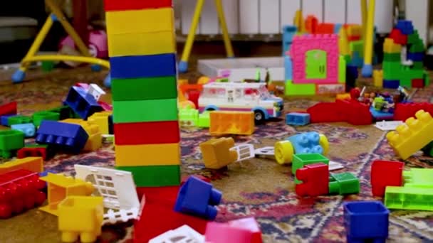 Bałagan Pokoju Dziecięcym Rozrzucone Podłodze Wielokolorowy Konstruktor Weekendowe Dzieci Domu — Wideo stockowe